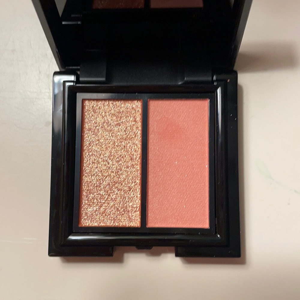 Eleman Beauty eyeshadow duo.